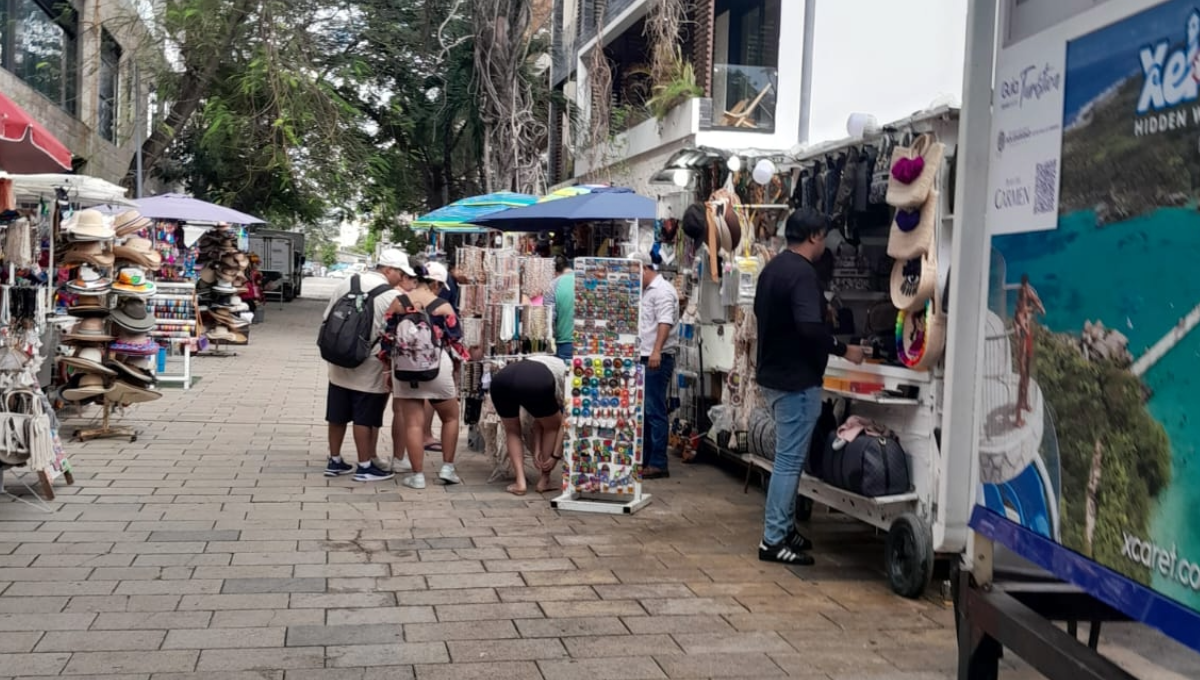 La vía comercial más importante de Playa del Carmen fue “barrida” al inicio de la Administración, pero se llenó de nuevo. La vía comercial más importante de Playa del Carmen fue “barrida” al inicio de la Administración, pero se llenó de nuevo.