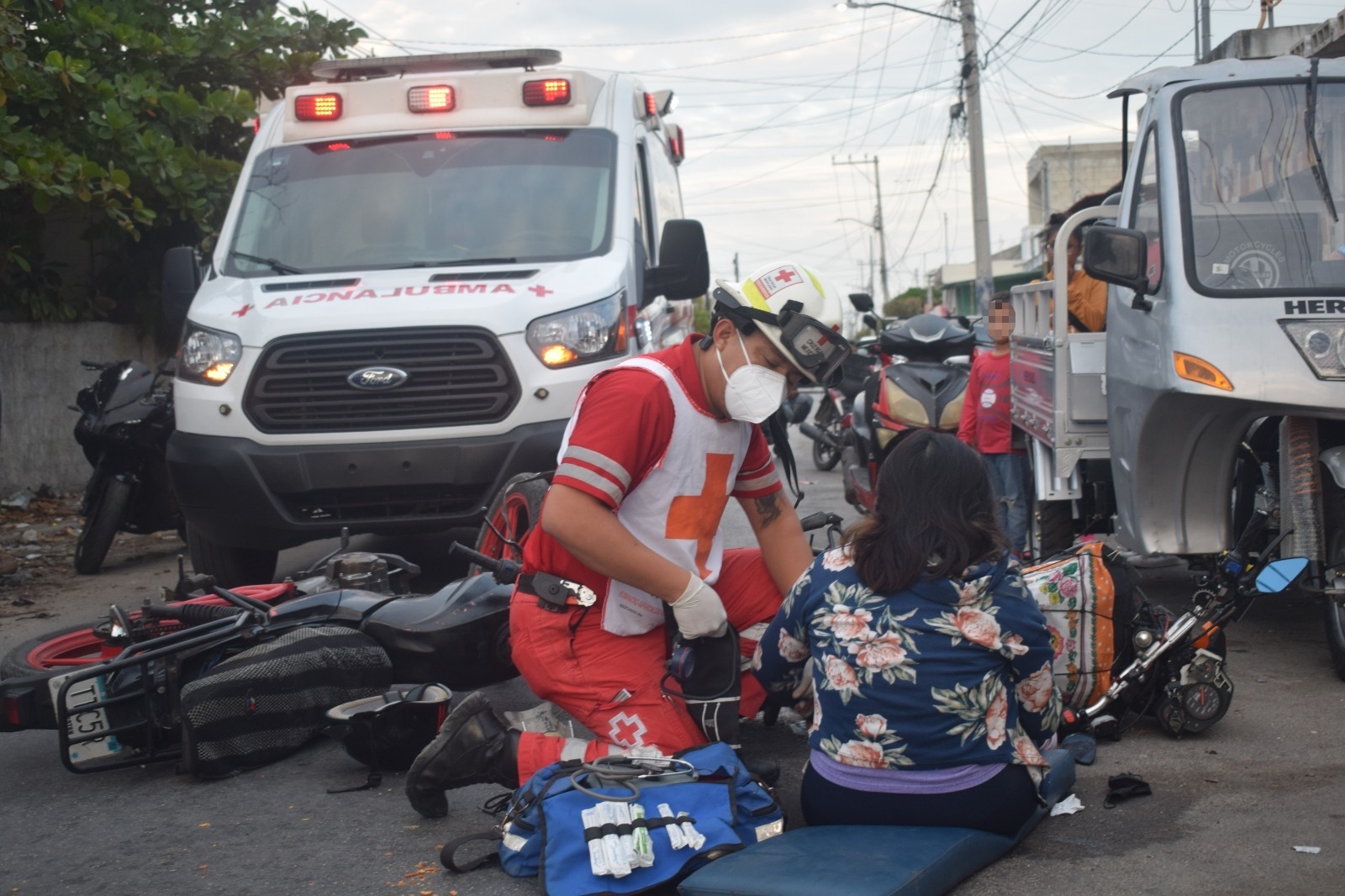 Una joven resultó herida tras caer en el pavimento