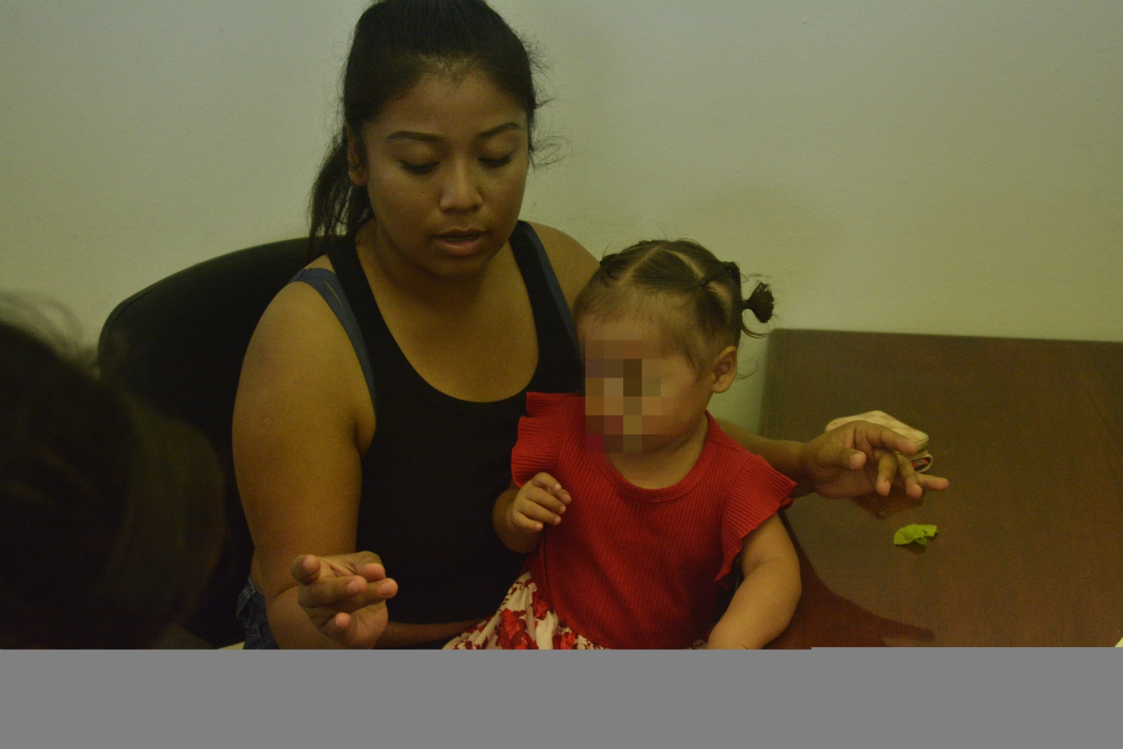 A la madre le dijeron que un niño le había machucado la manita con un portón de hierro