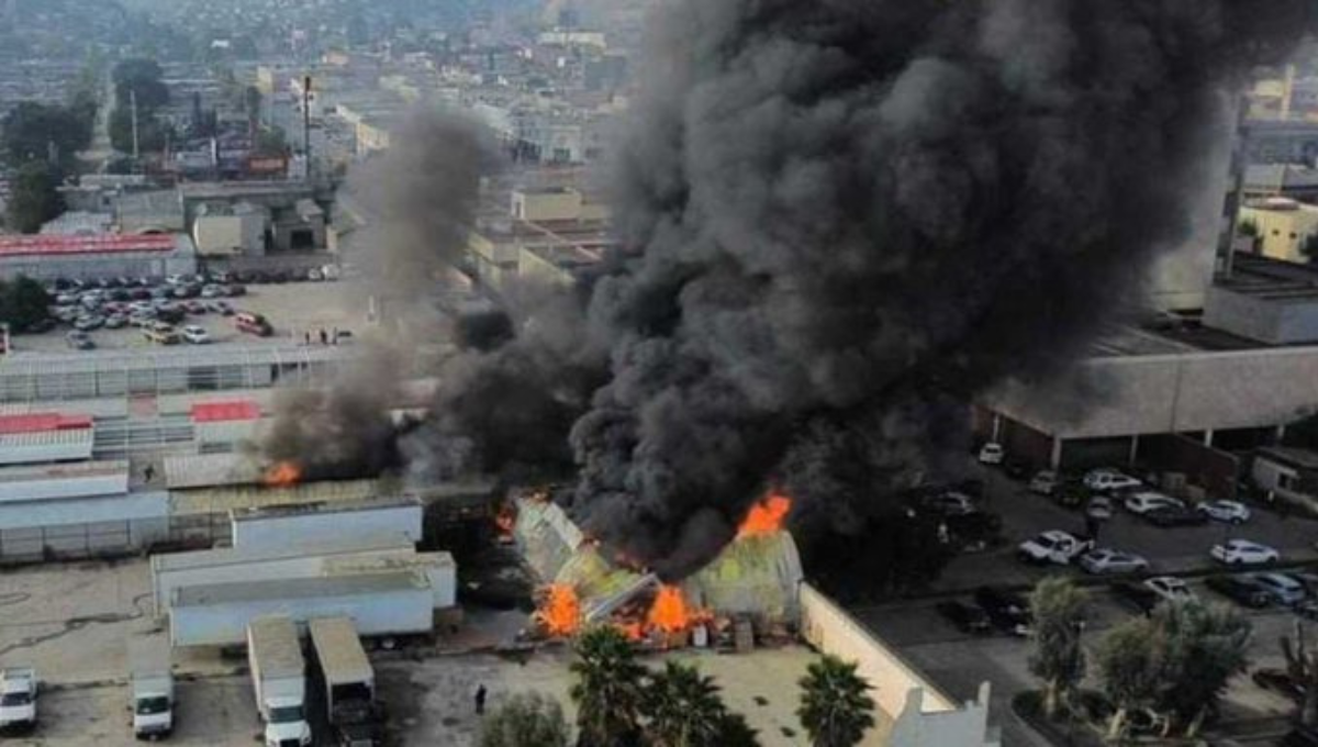 El incendio se registró en una bodega de pallets en un mercado