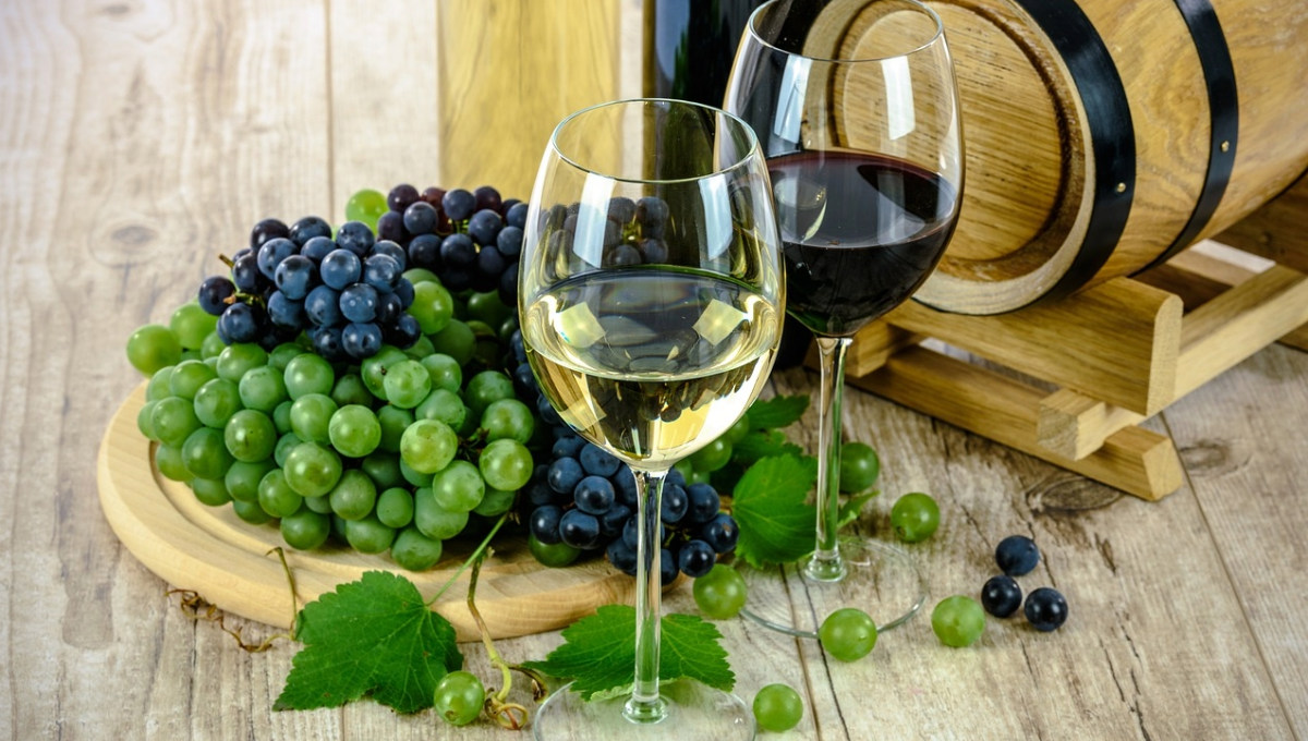 Se recomienda que las 12 uvas sean acompañadas de alguna bebida para brindar Se recomienda que las 12 uvas sean acompañadas de alguna bebida para brindar