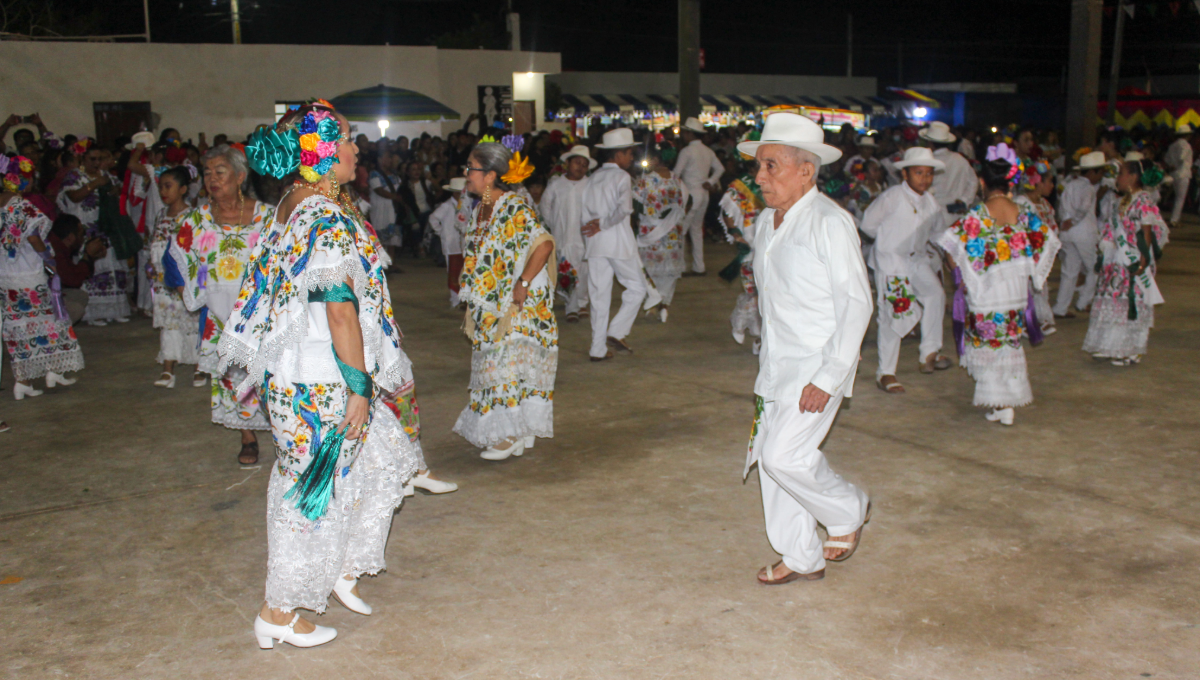 Antes de comenzar se coronó e impuso la banda a Ivonne Tobías como embajadora de la fiesta tradicional Antes de comenzar se coronó e impuso la banda a Ivonne Tobías como embajadora de la fiesta tradicional