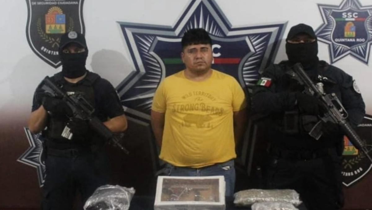 El hombre estaba en un auto, manipulando una bolsa con hierba verde; intentó fugarse.