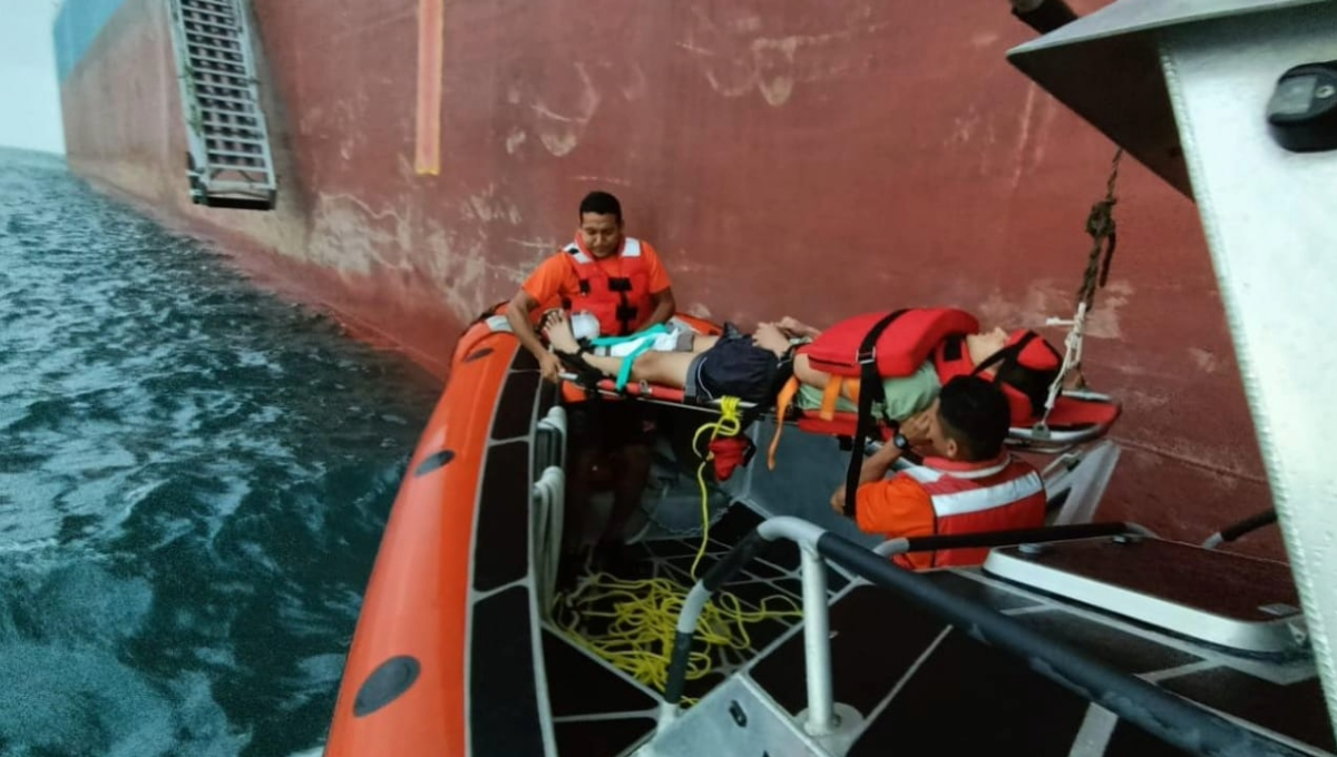 Al arribar al punto de encuentro el personal naval procedió a efectuar las maniobras de evacuación Al arribar al punto de encuentro el personal naval procedió a efectuar las maniobras de evacuación