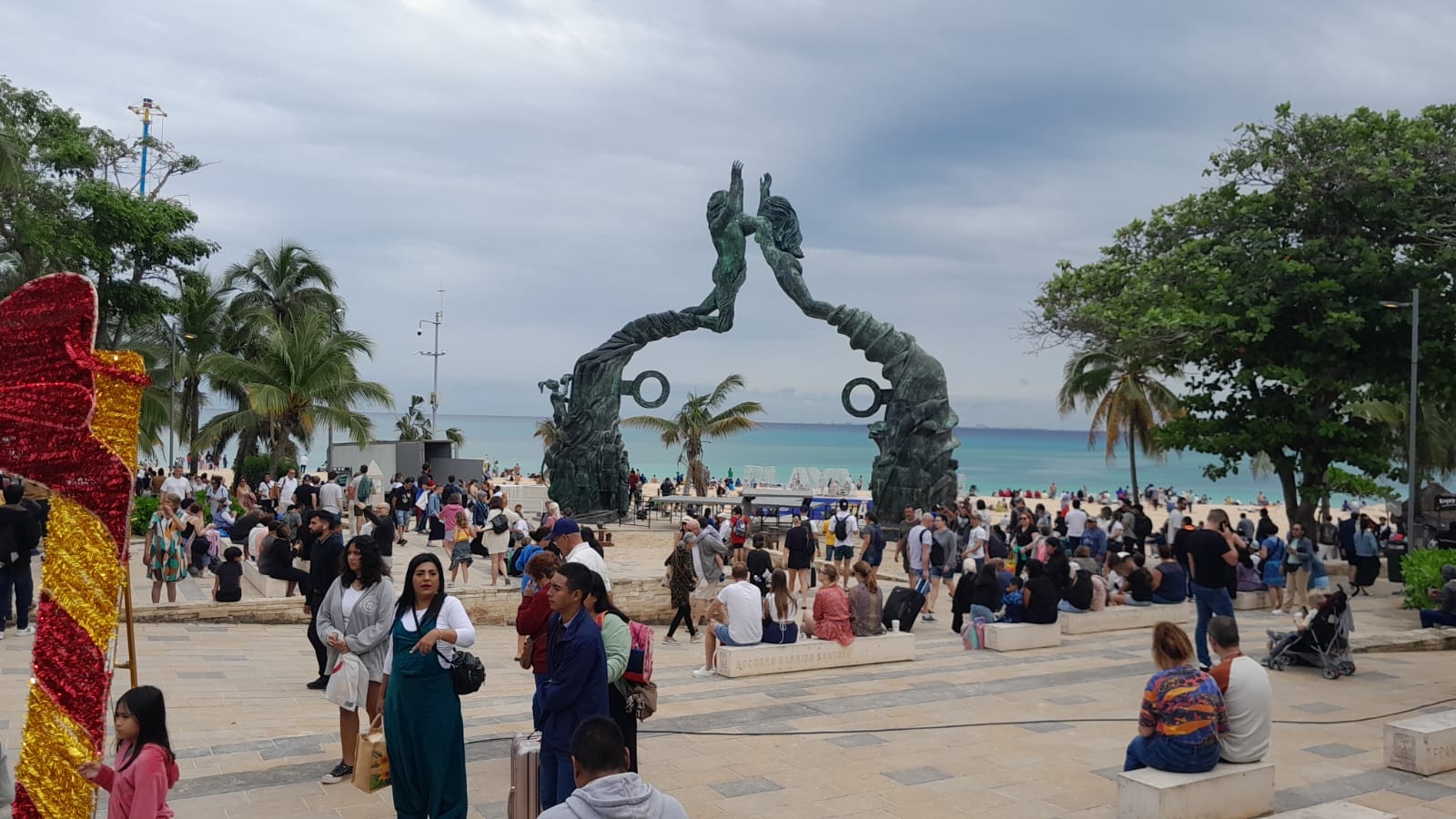 Pese al mal clima en Playa del Carmen, los turistas abarrotaron Playa Fundadores