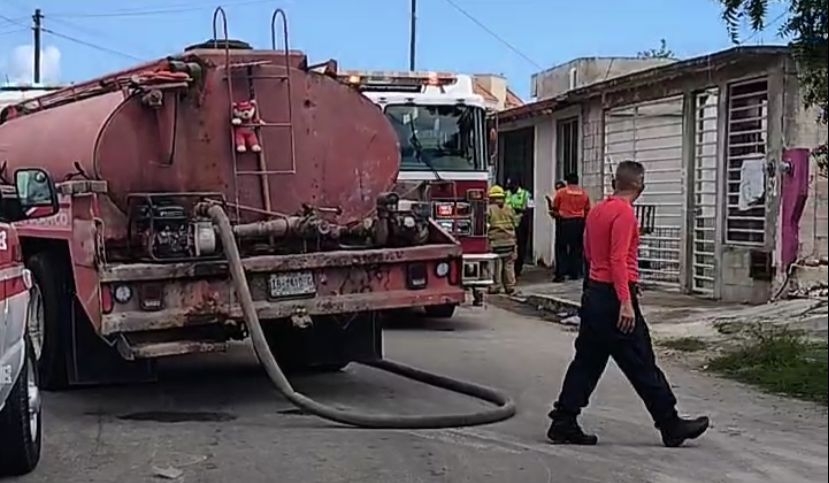 Llamas consumen una casa en la colonia Arboledas en Chetumal