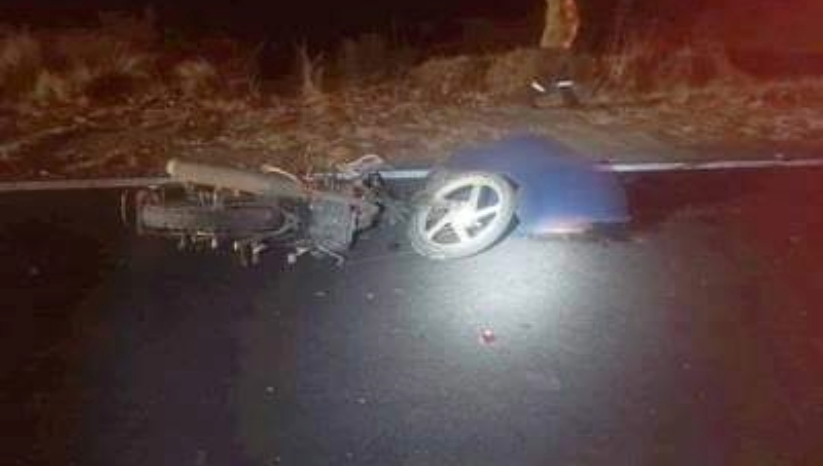 Motociclista muere al impactarse de frente contra un tráiler en la vía Escárcega-Xpujil