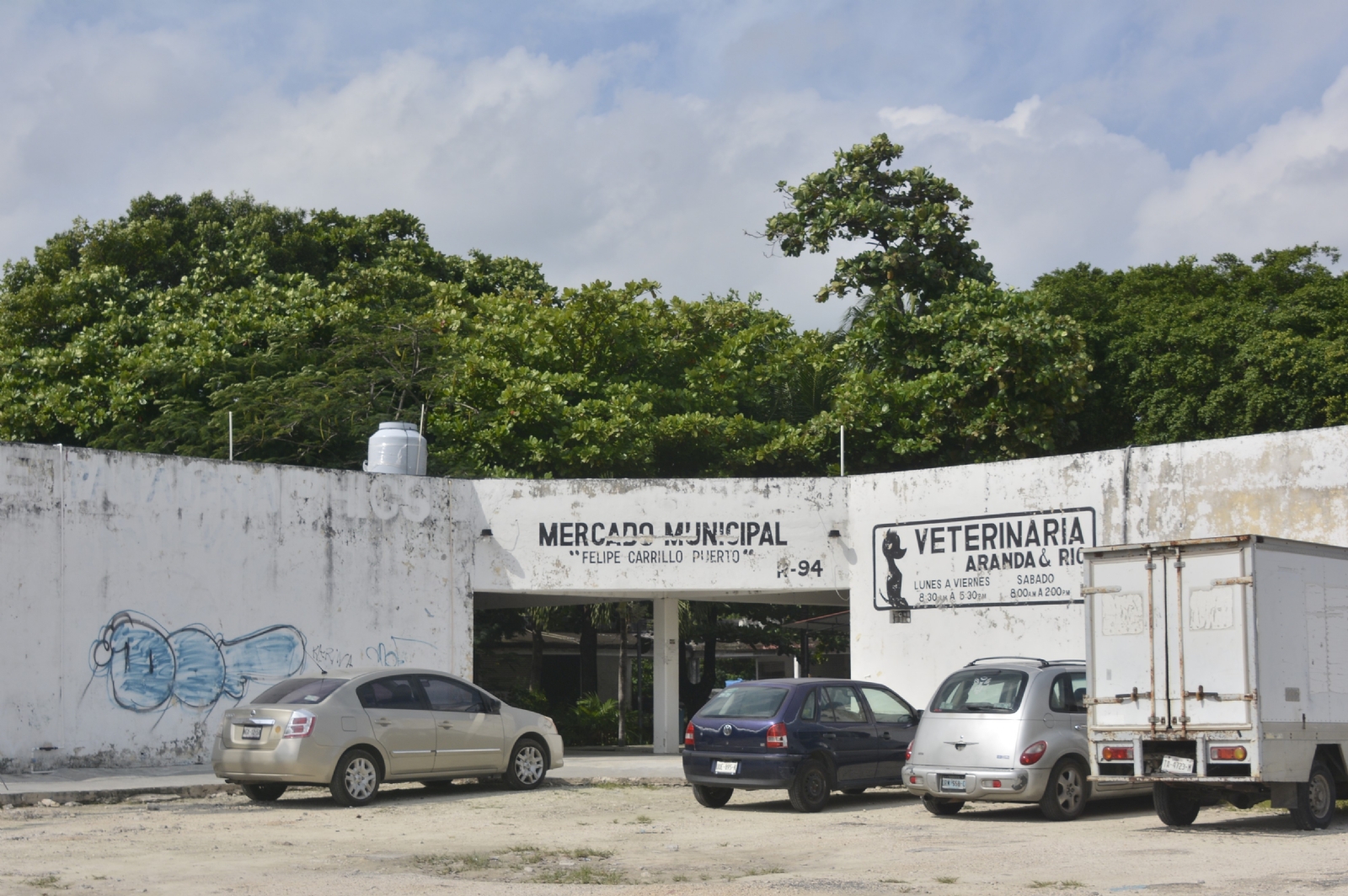 El lugar también se ha visto afectado por la delincuencia. La zona no es segura y varios locales han sido allanados