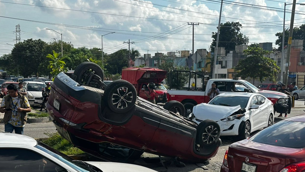 Paramédicos se encargaron de trasladar a una mujer que resultó lesionada