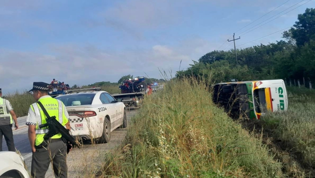 De acuerdo con el chofer del camión, un tráiler que se dio a la fuga, invadió su carril De acuerdo con el chofer del camión, un tráiler que se dio a la fuga, invadió su carril
