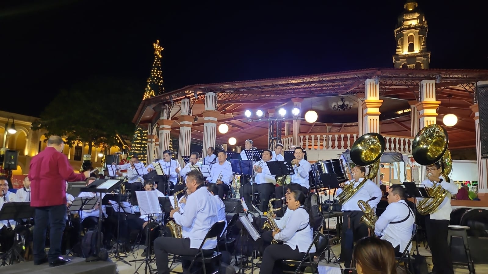 La Plaza Independencia de Campeche se encuentra llena de ambiente navideño