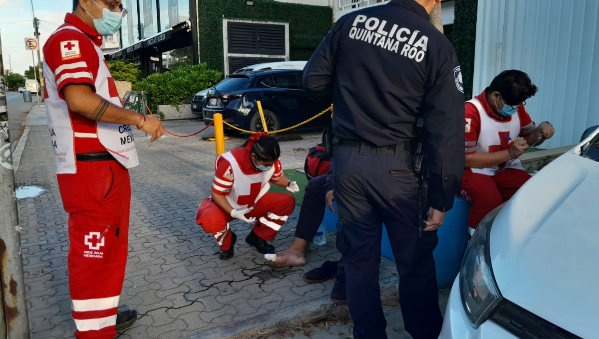 El conductor no coloca las intermitentes y el motociclista que venía detrás no tiene tiempo de frenar
