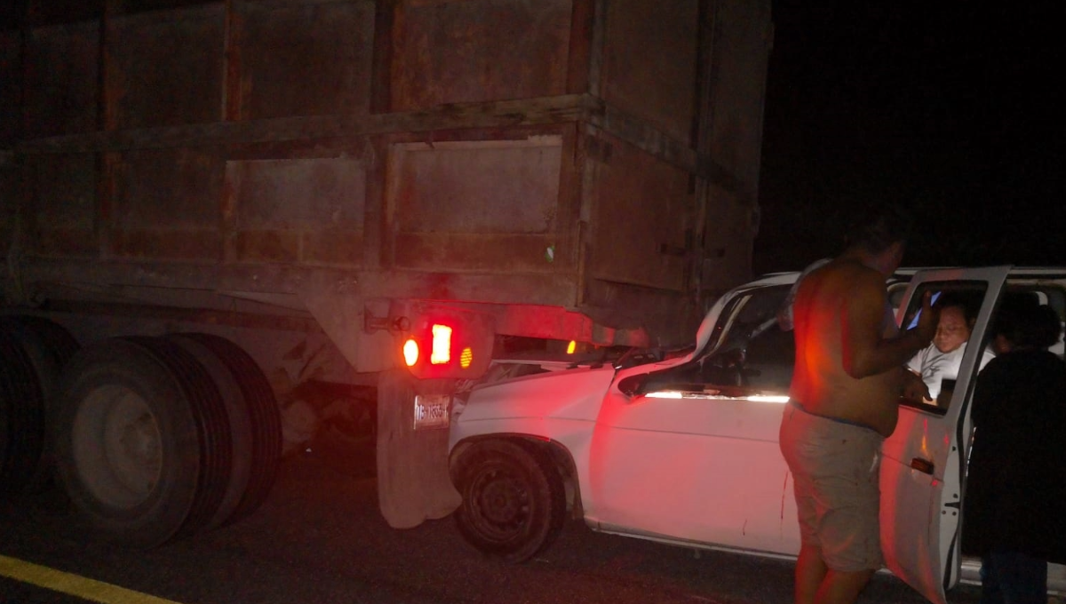 La parte frontal de la unidad quedó incrustada en el tractocamión, que estaba detenido sin las señalizaciones correspondientes; hubo dos heridos