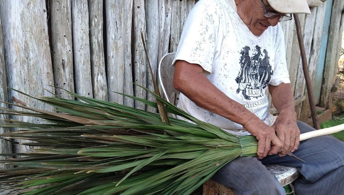 Miguel López se gana la vida vendiendo estos productos que exhibe Miguel López se gana la vida vendiendo estos productos que exhibe