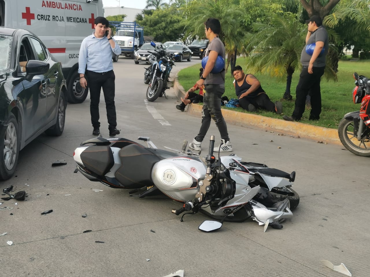 La pareja presentó heridas tras caer en el pavimento