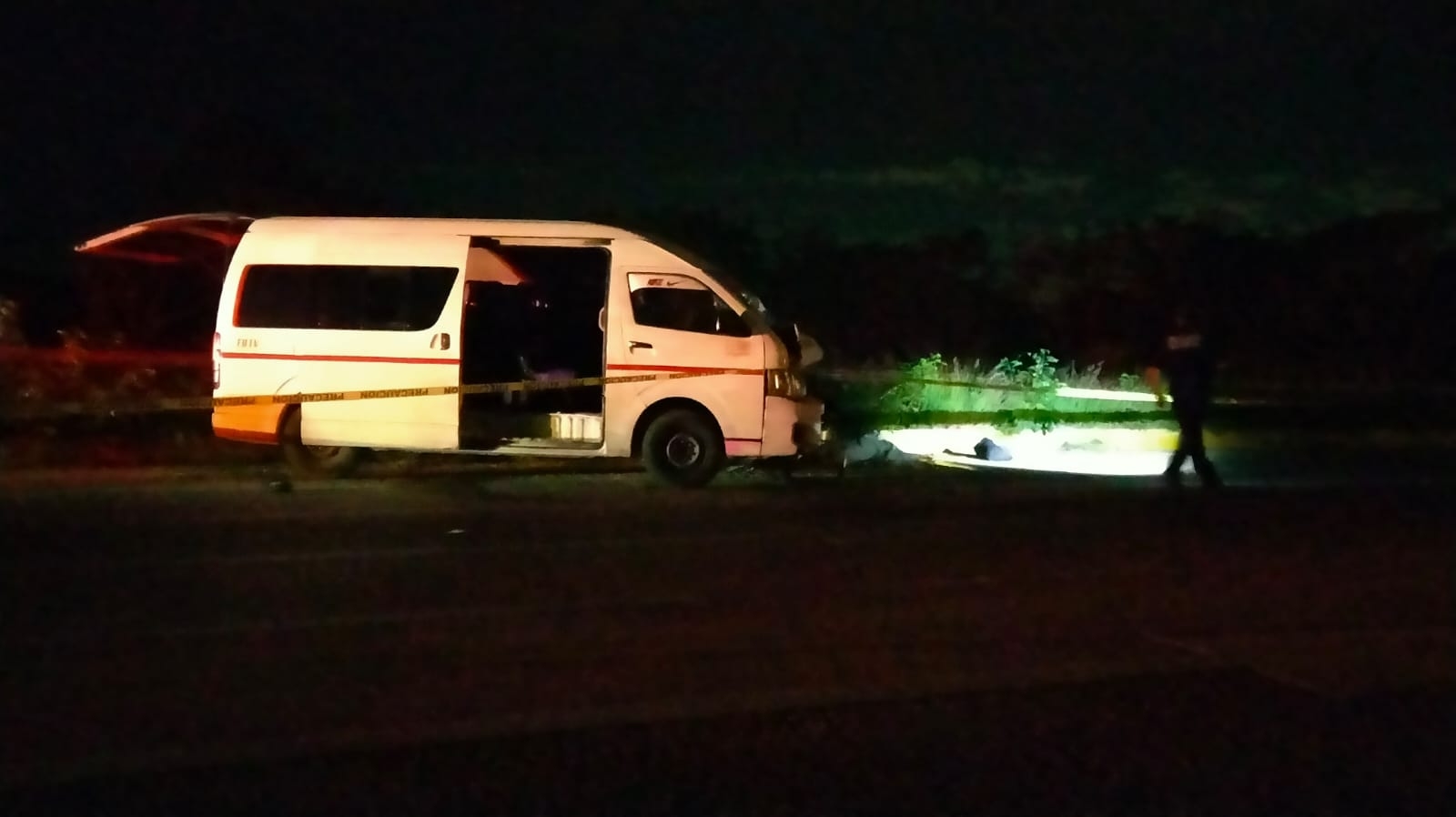 La combi se detuvo en el sitio luego de atropellar a esta persona La combi se detuvo en el sitio luego de atropellar a esta persona