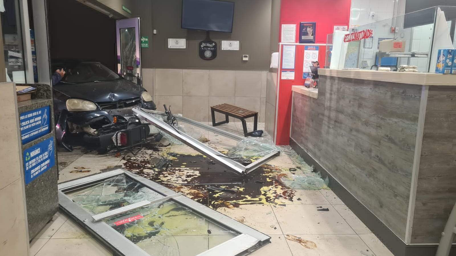 El vehículo derribó la fachada del comercio; los gastos fueron valuados en 100 mil pesos.
El vehículo derribó la fachada del comercio; los gastos fueron valuados en 100 mil pesos.