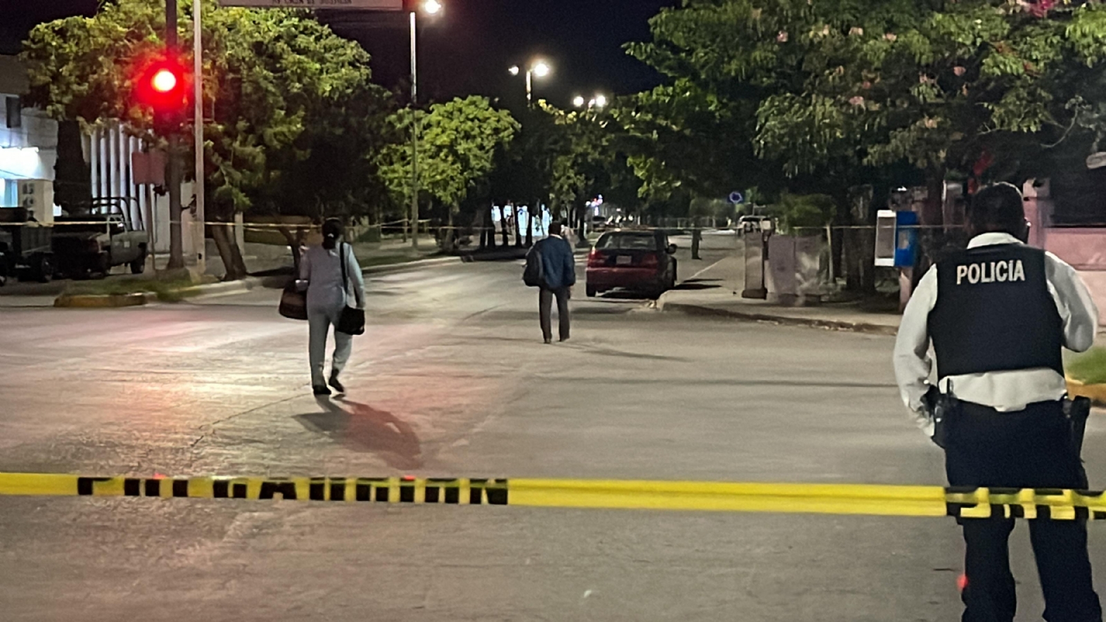 Los trabajadores esperaron para sacar sus vehículos