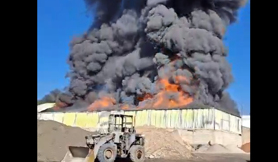 El fuerte incendio se pudo ver a varios kilómetros de distancia