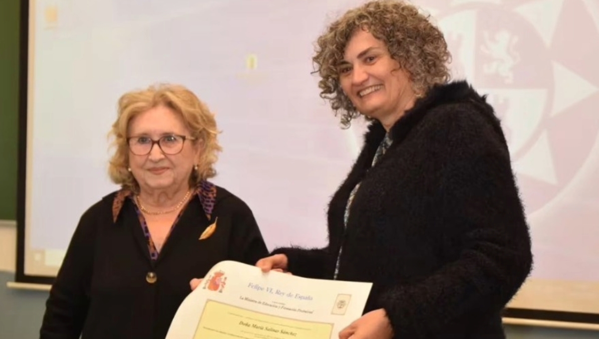 La mujer se graduó como Perito Mercantil La mujer se graduó como Perito Mercantil