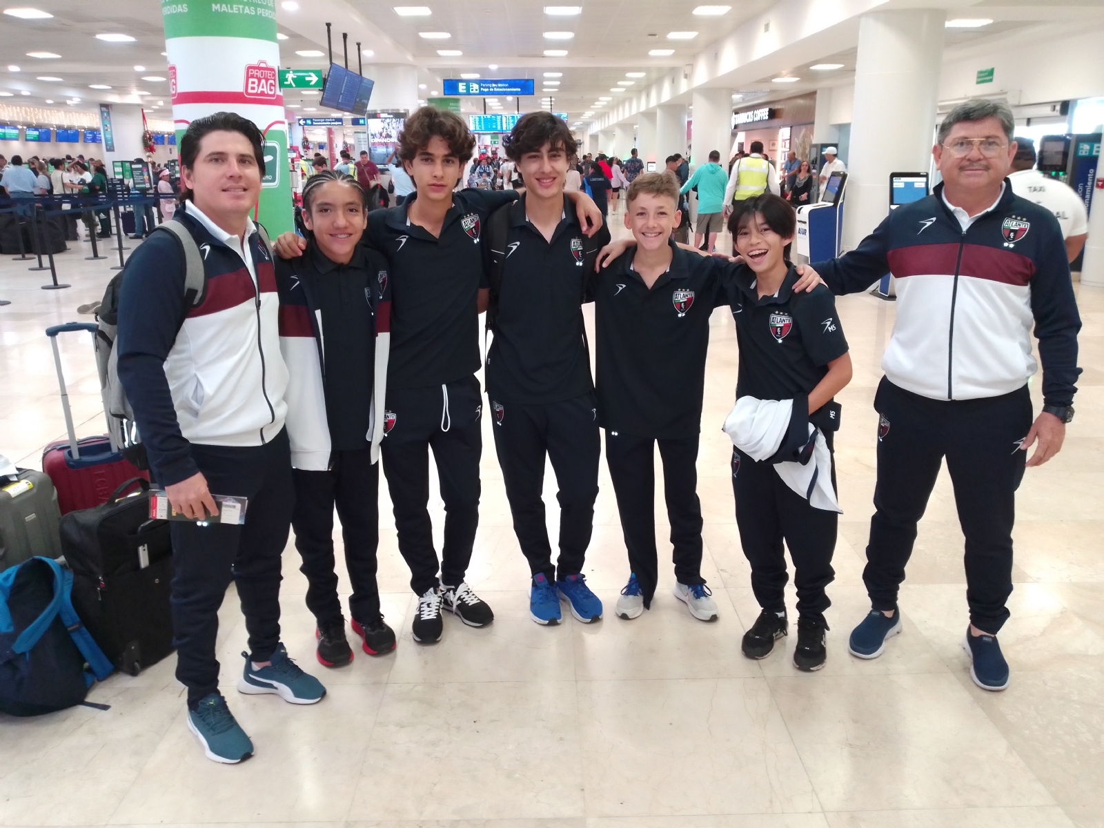 En la mañana de viernes, el entrenador con su equipo partió del Aeropuerto Internacional de Cancún hacia la sede