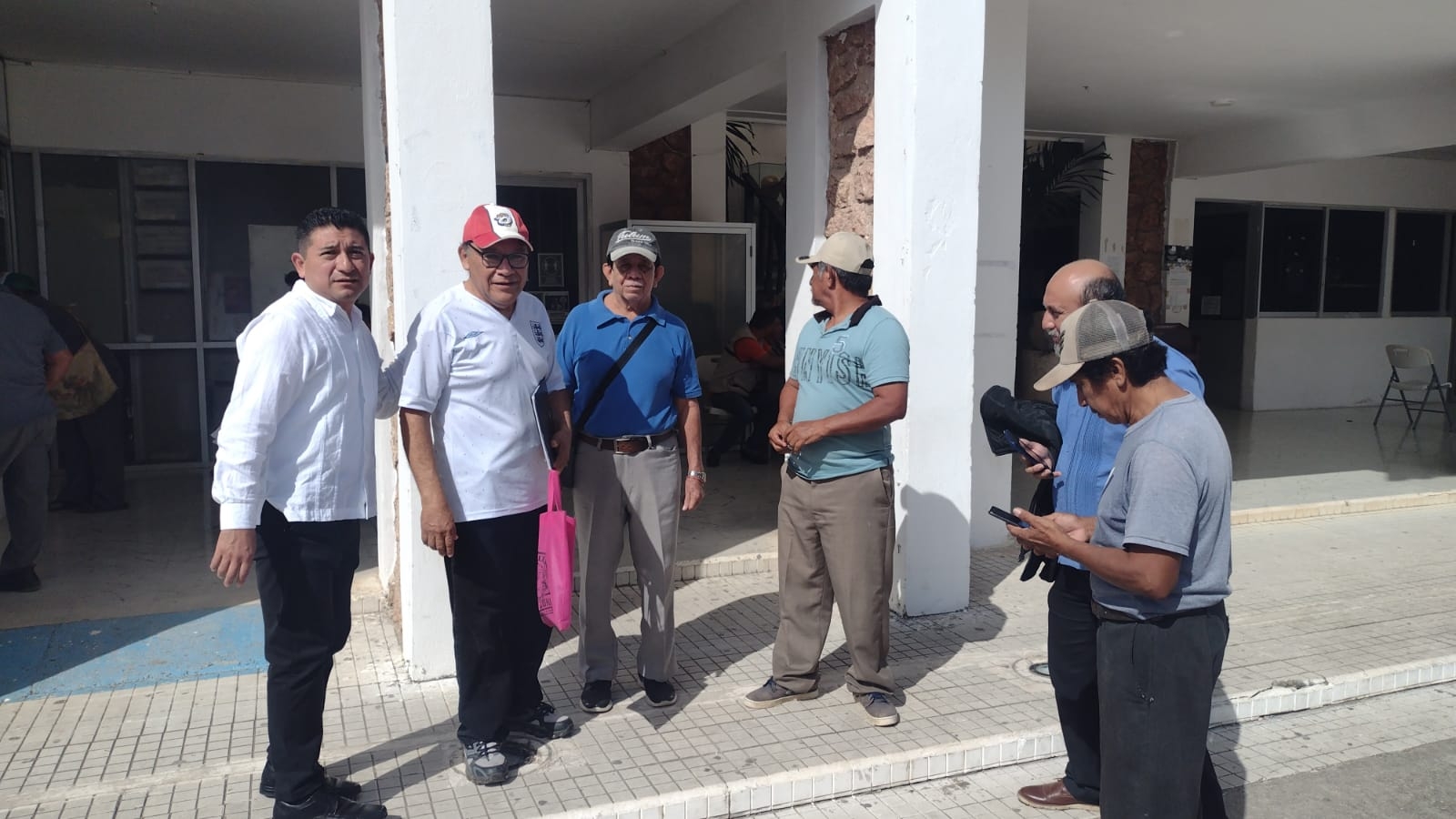 Los propietarios de negocios que no están afiliados a ninguna Cámara se presentaron en el Ayuntamiento y entregaron una solicitud con copia a los Regidores. Los propietarios de negocios que no están afiliados a ninguna Cámara se presentaron en el Ayuntamiento y entregaron una solicitud con copia a los Regidores.