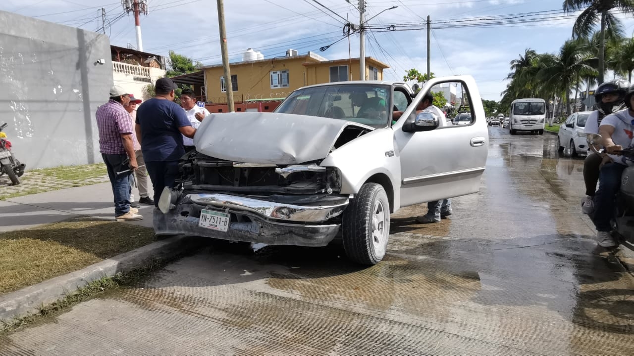 Detienen a un hombre tras accidente vial en Ciudad del Carmen Detienen a un hombre tras accidente vial en Ciudad del Carmen