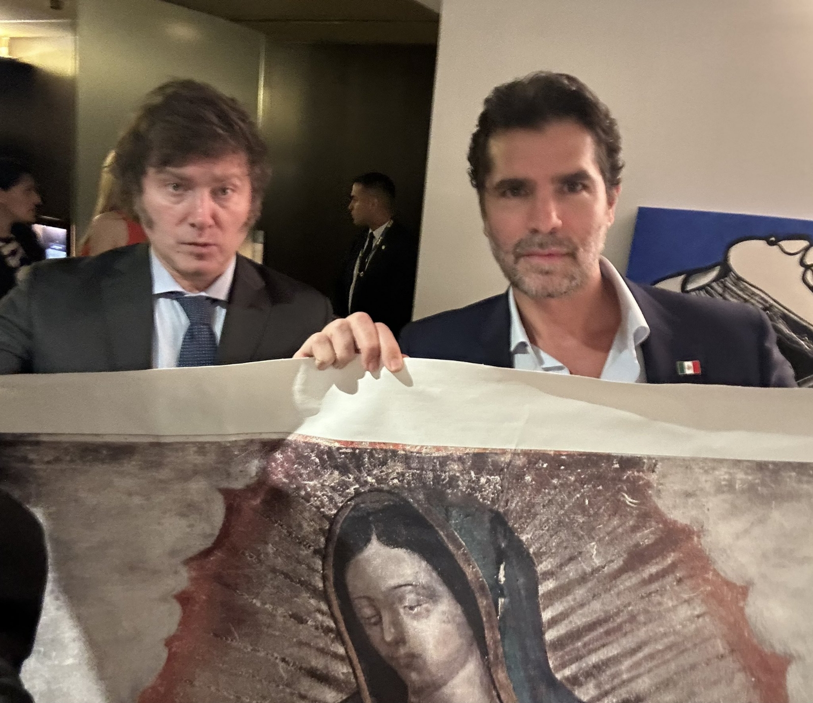 Eduardo Verástegui regala virgen de Guadalupe a Javier Milei