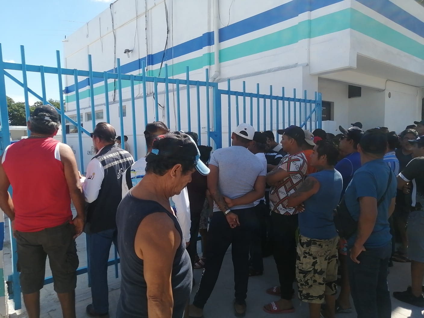 Los pescadores se mantienen en la Capitanía de Puertos de Yucalpetén Los pescadores se mantienen en la Capitanía de Puertos de Yucalpetén