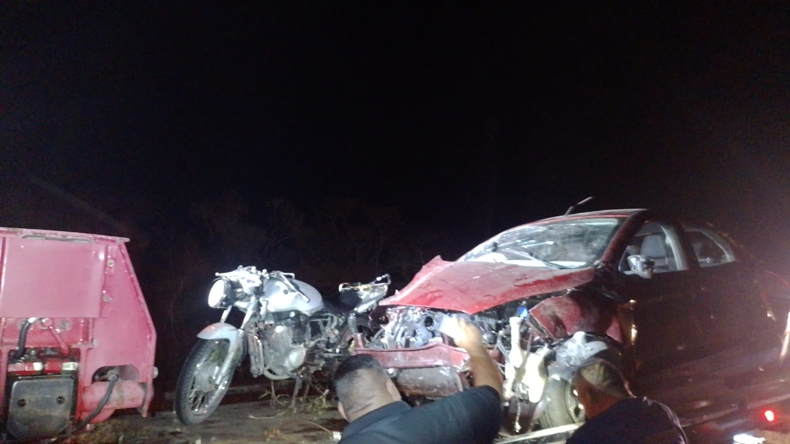 Luego del impacto ambos vehículos terminaron fuera de la carretera de Motul a Mérida Luego del impacto ambos vehículos terminaron fuera de la carretera de Motul a Mérida