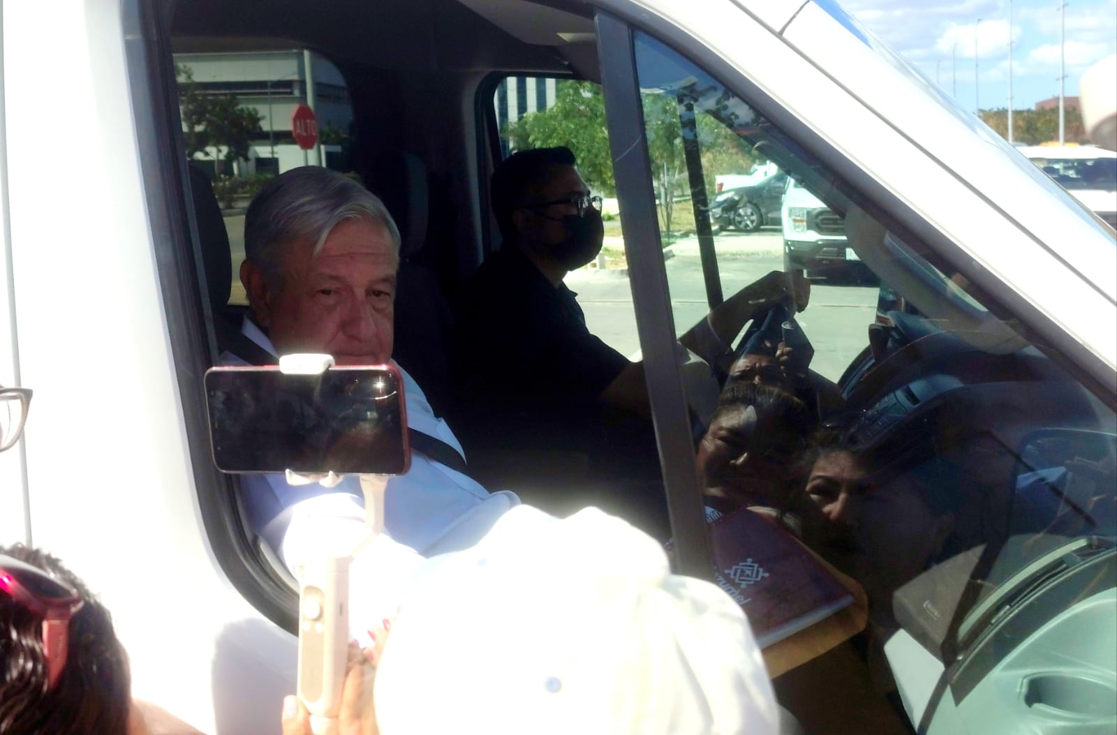 AMLO arribó al Centro de Convenciones Siglo XXI para encabezar un evento del programa IMSS Bienestar