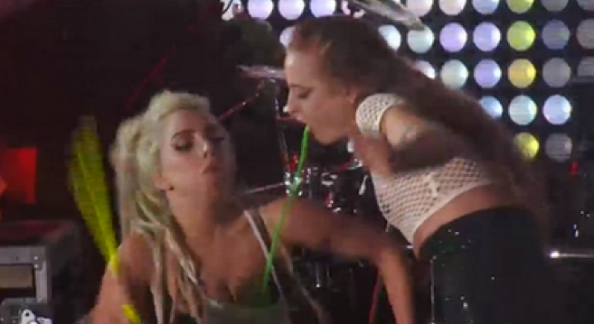 Le vomitan a Lady Gaga durante concierto Le vomitan a Lady Gaga durante concierto