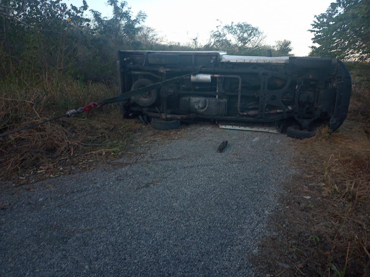 Una camioneta volcó luego de reventarse una llanta en la vía Dzilam Bravo-Yalsihon Una camioneta volcó luego de reventarse una llanta en la vía Dzilam Bravo-Yalsihon