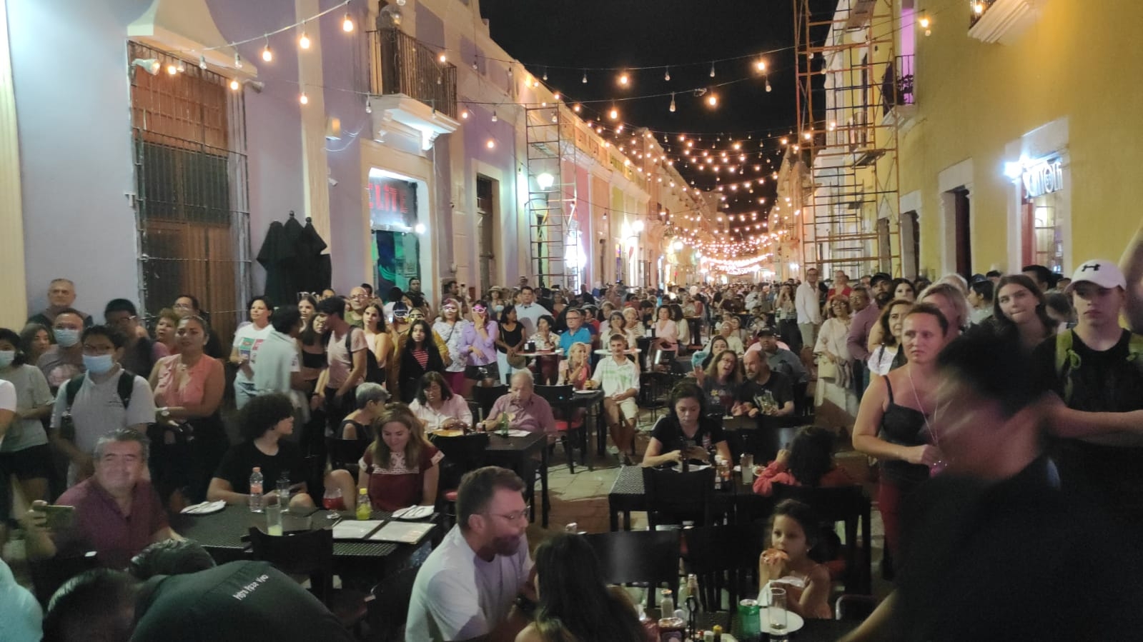 Con un lleno total, así se vive la mascarada en el Centro Histórico de Campeche