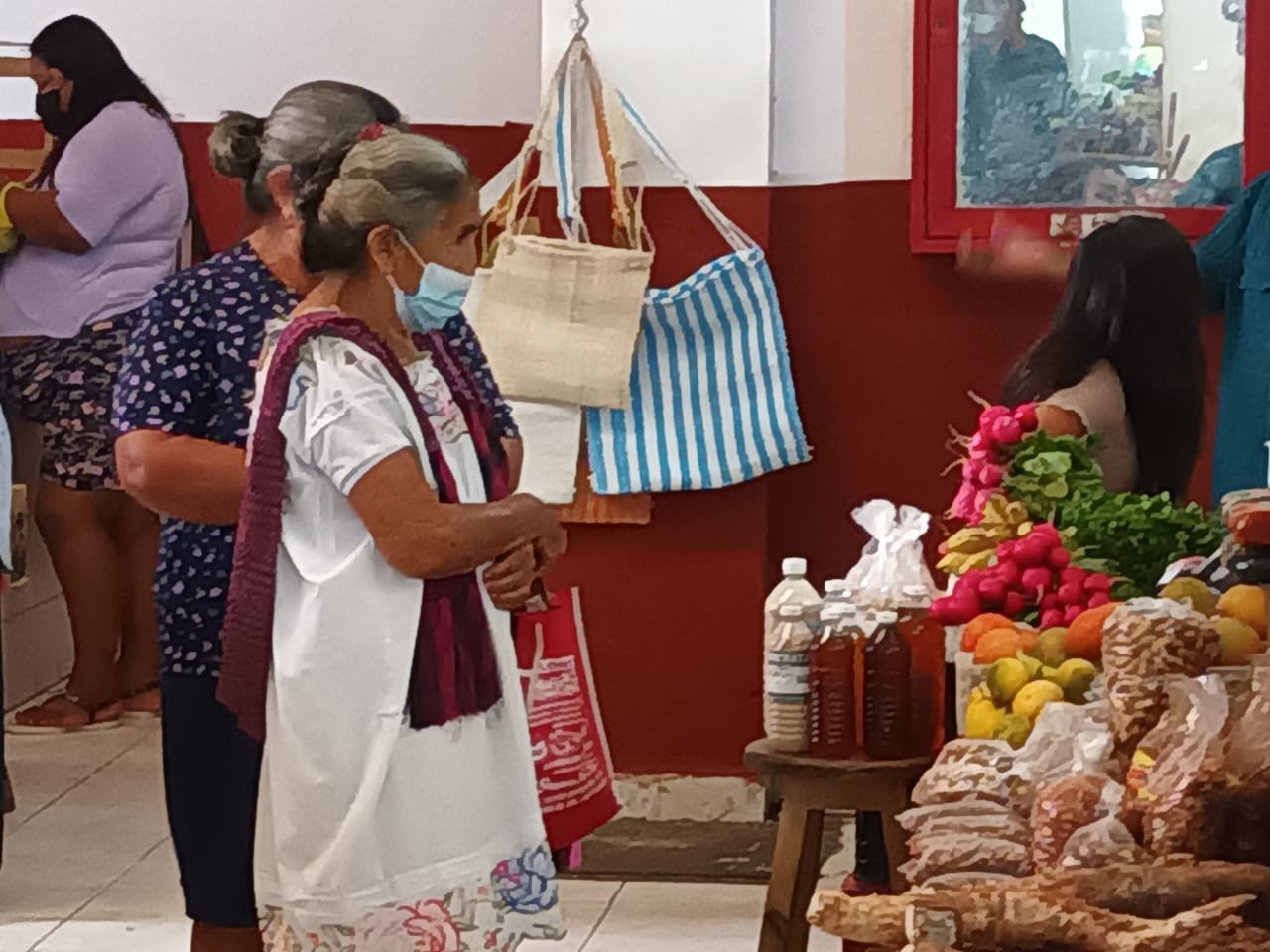 Los adultos mayores manifestaron que sus ingresos económicos ya no rinden como hace cinco años