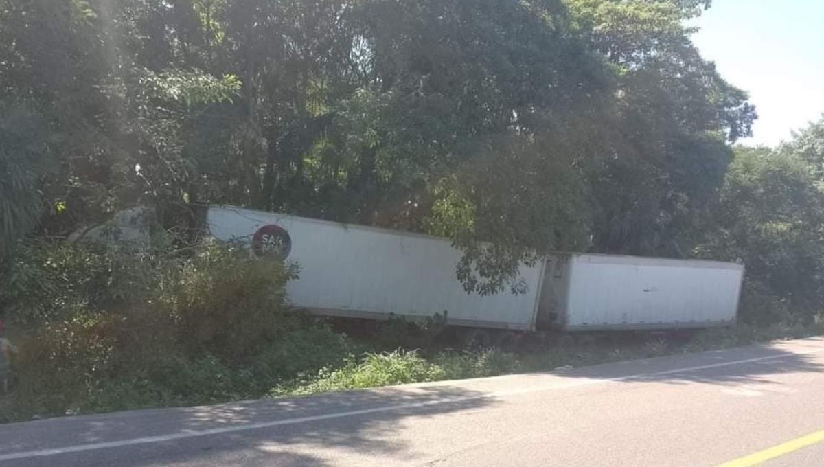 Al parecer el conductor del coche manejaba a exceso de velocidad y dormitó en el volante Al parecer el conductor del coche manejaba a exceso de velocidad y dormitó en el volante
