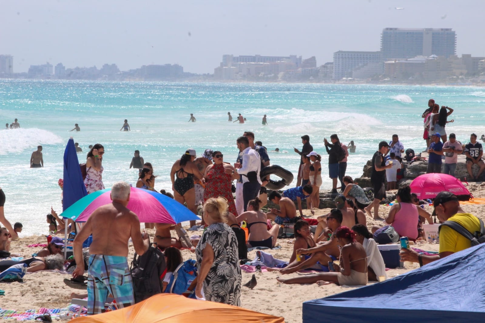 Las playas de la zona hotelera de Cancún lucen llenas este domingo