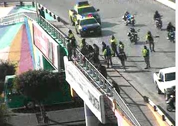 Un hombre intenta quitarse la vida al lanzarse desde el puente Salvador Nava en San Luis Potosí Un hombre intenta quitarse la vida al lanzarse desde el puente Salvador Nava en San Luis Potosí