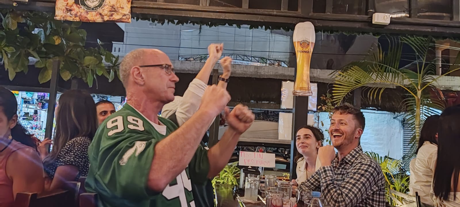 Aficionados a Los Eagles de Philadelphia acudieron a los bares de Playa del Carmen para seguir la transmisión del Super Bowl