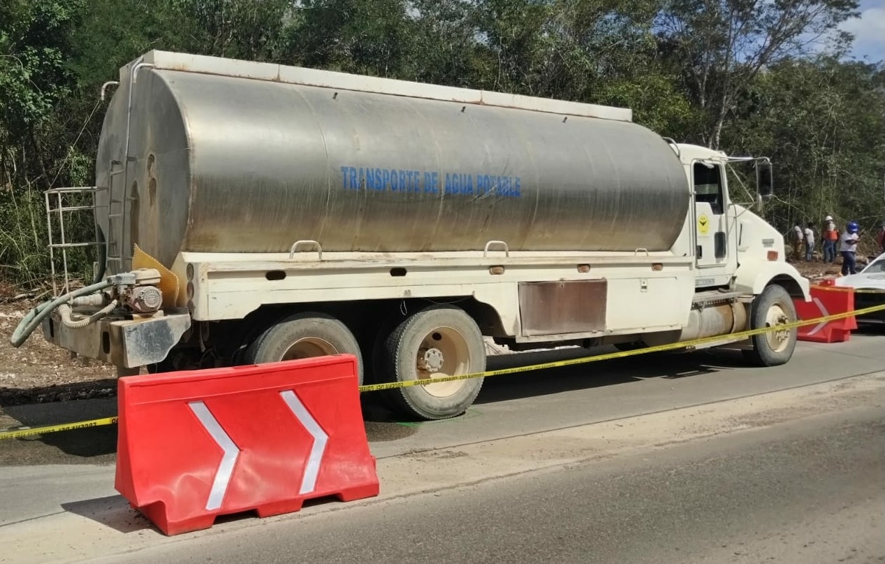 El joven de 23 años originario de Izamal, se encontraba laborando como auxiliar vial sobre la Mérida-Cancún El joven de 23 años originario de Izamal, se encontraba laborando como auxiliar vial sobre la Mérida-Cancún