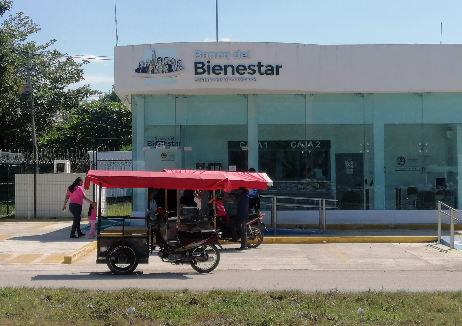 La puerta de cristal del Banco del Bienestar de Seyé se encontró rota La puerta de cristal del Banco del Bienestar de Seyé se encontró rota