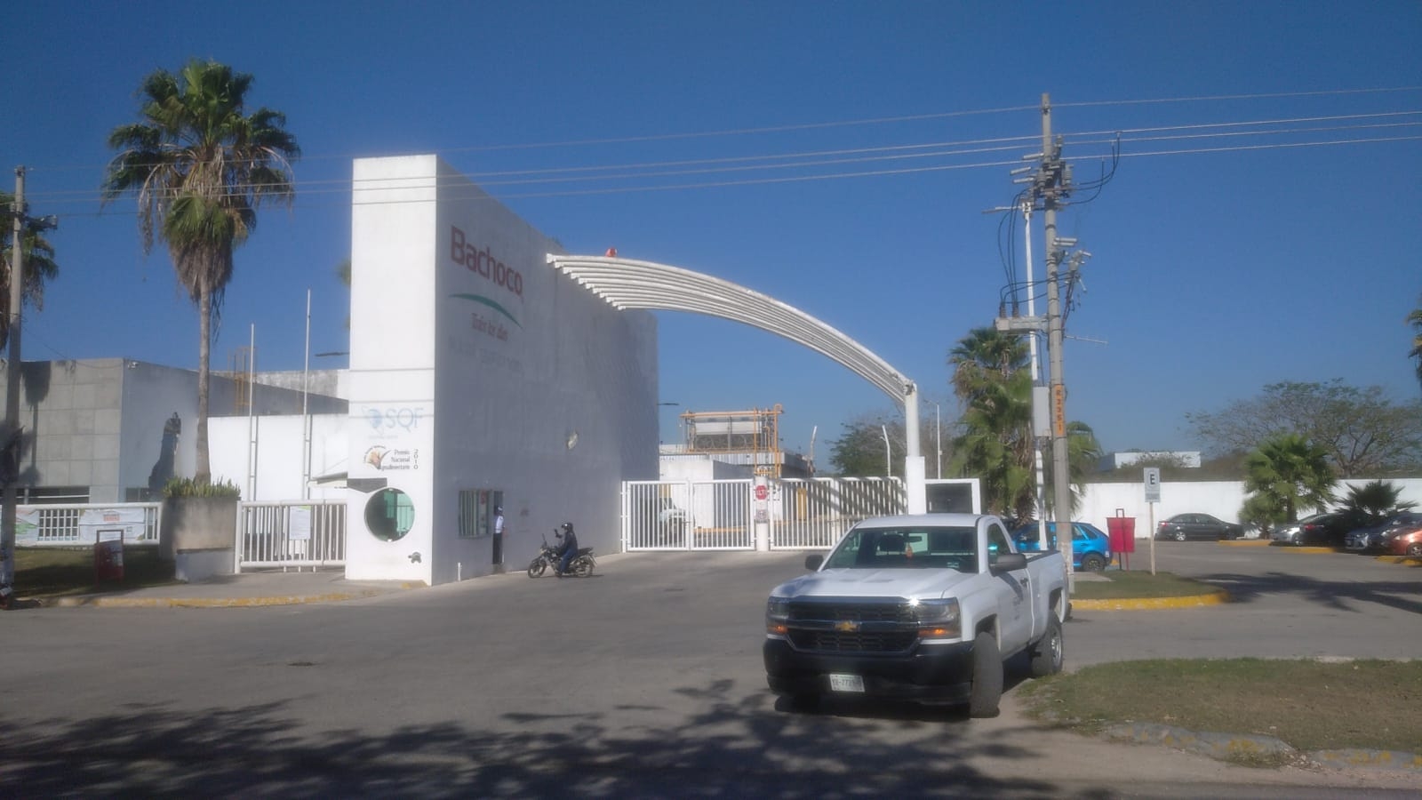 Autoridades mantienen acordonada la planta de Bachoco en la carretera Mérida-Ticimul Autoridades mantienen acordonada la planta de Bachoco en la carretera Mérida-Ticimul