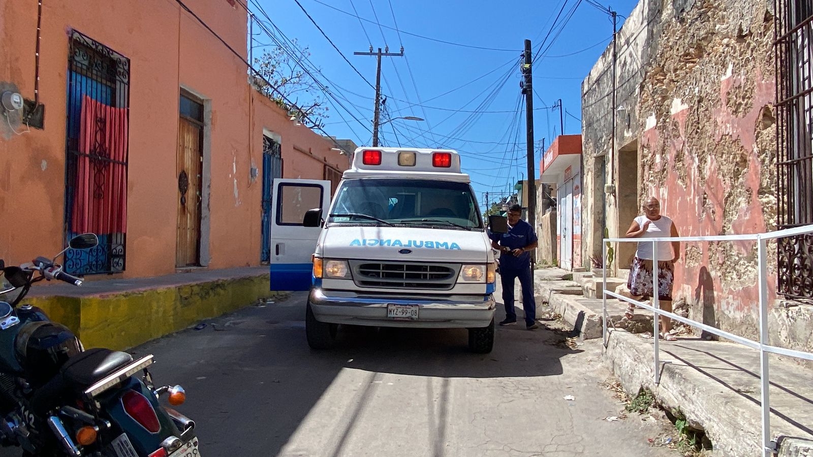 El motociclista presentó una herida de gravedad media en la pierna derecha