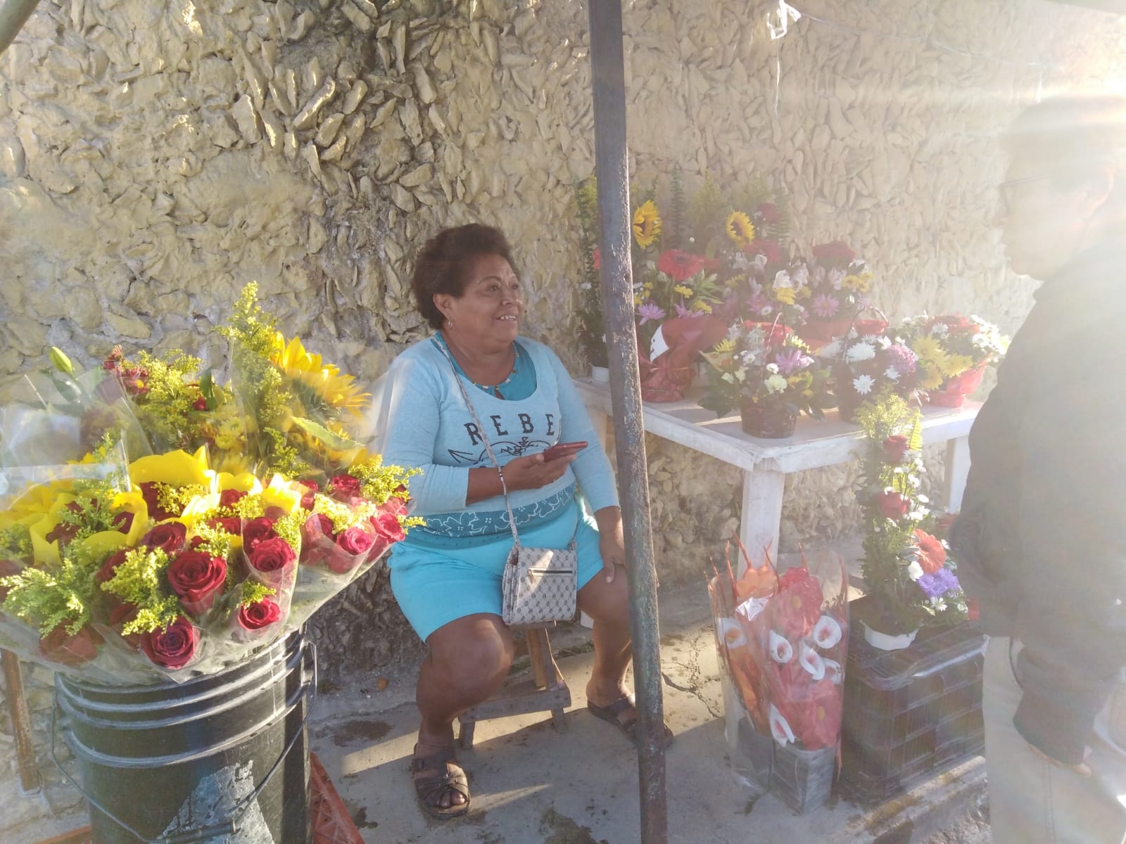 Las floritas reportan que comprar rosas es un lujo debido al precio Las floritas reportan que comprar rosas es un lujo debido al precio