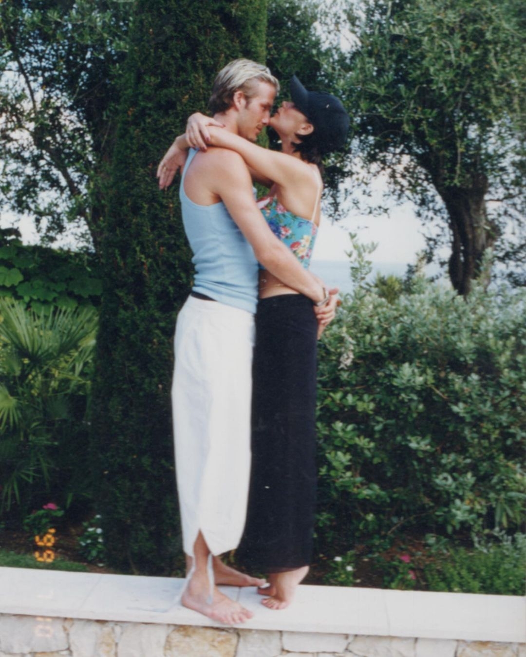 Recordaron su amor a primera vista con unas lindas postales de hace más de 20 años. Foto:Especial