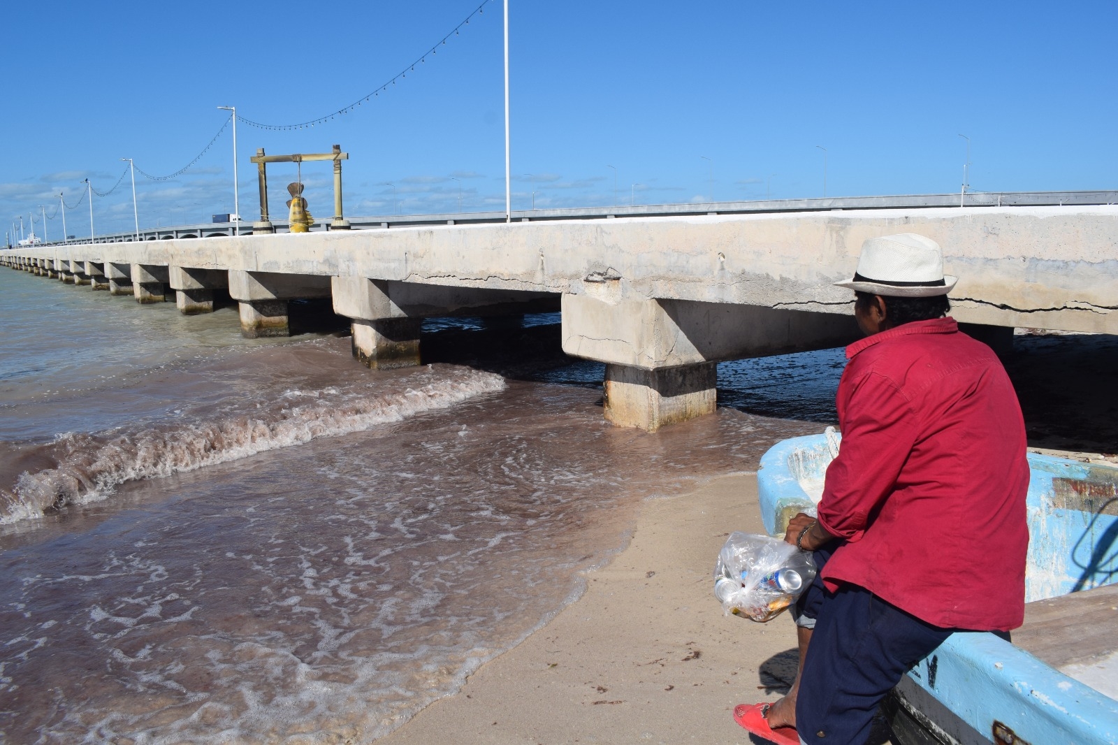 Hombres de mar se ven perjudicados por el mal estado del camino