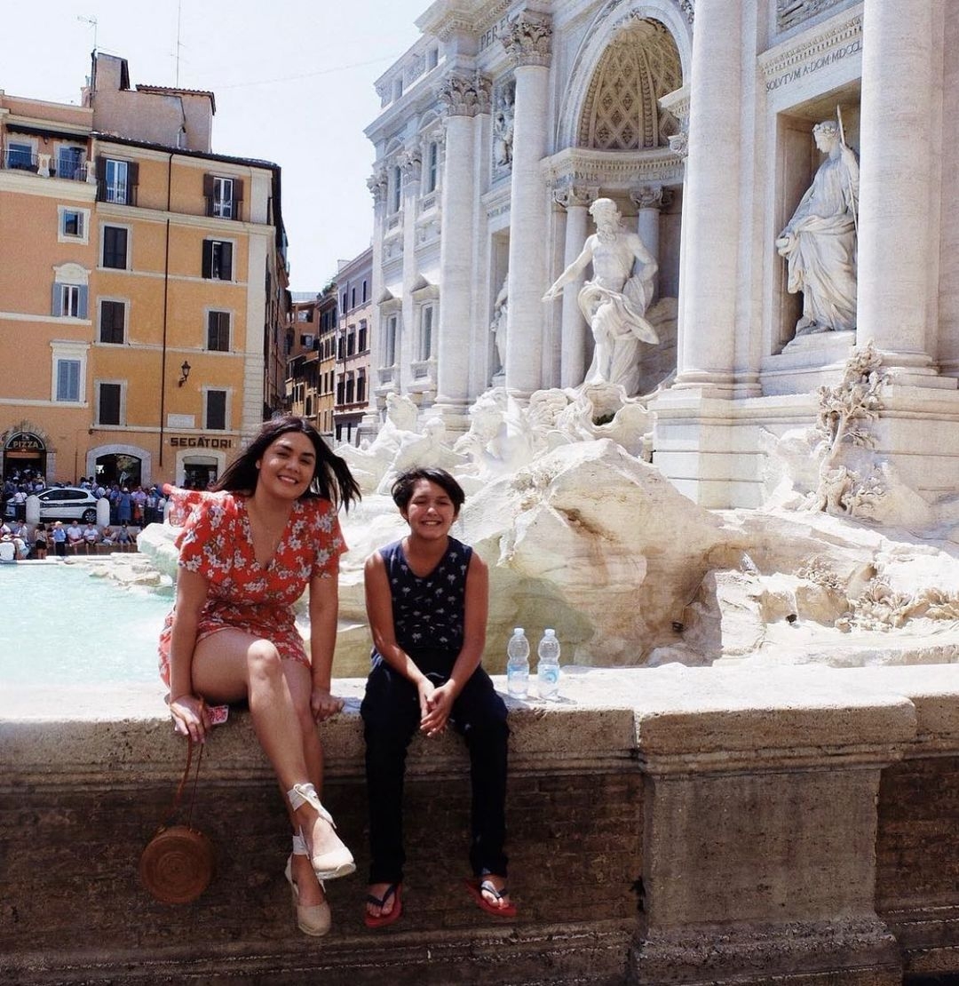 Yuridia y su hijo en uno de sus tantos viajes. Foto: Especial