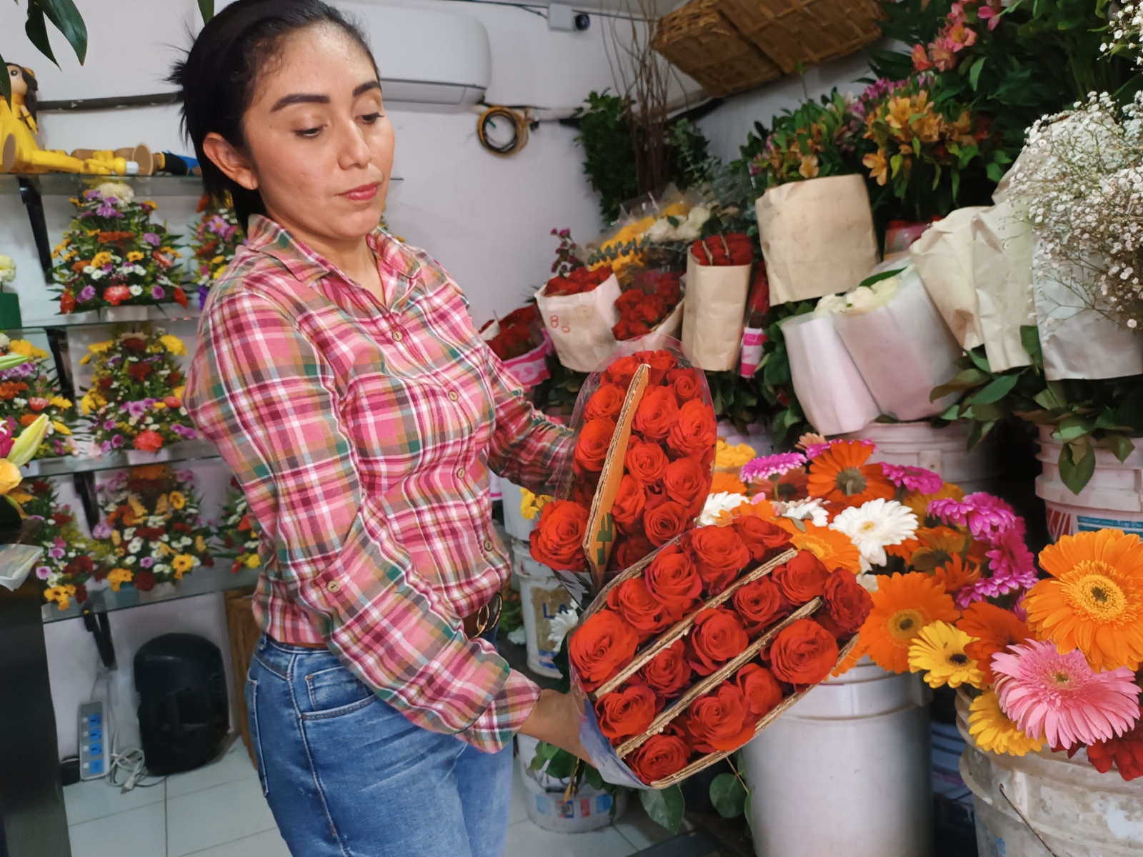 El Día de los Enamorados, aunado a las diversas condiciones climáticas, han afectado los costos de producción de arreglos ornamentales