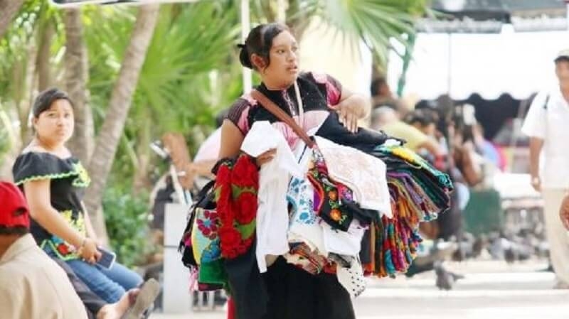 Los enganchadores ofrecen productos artesanales a precios elevados