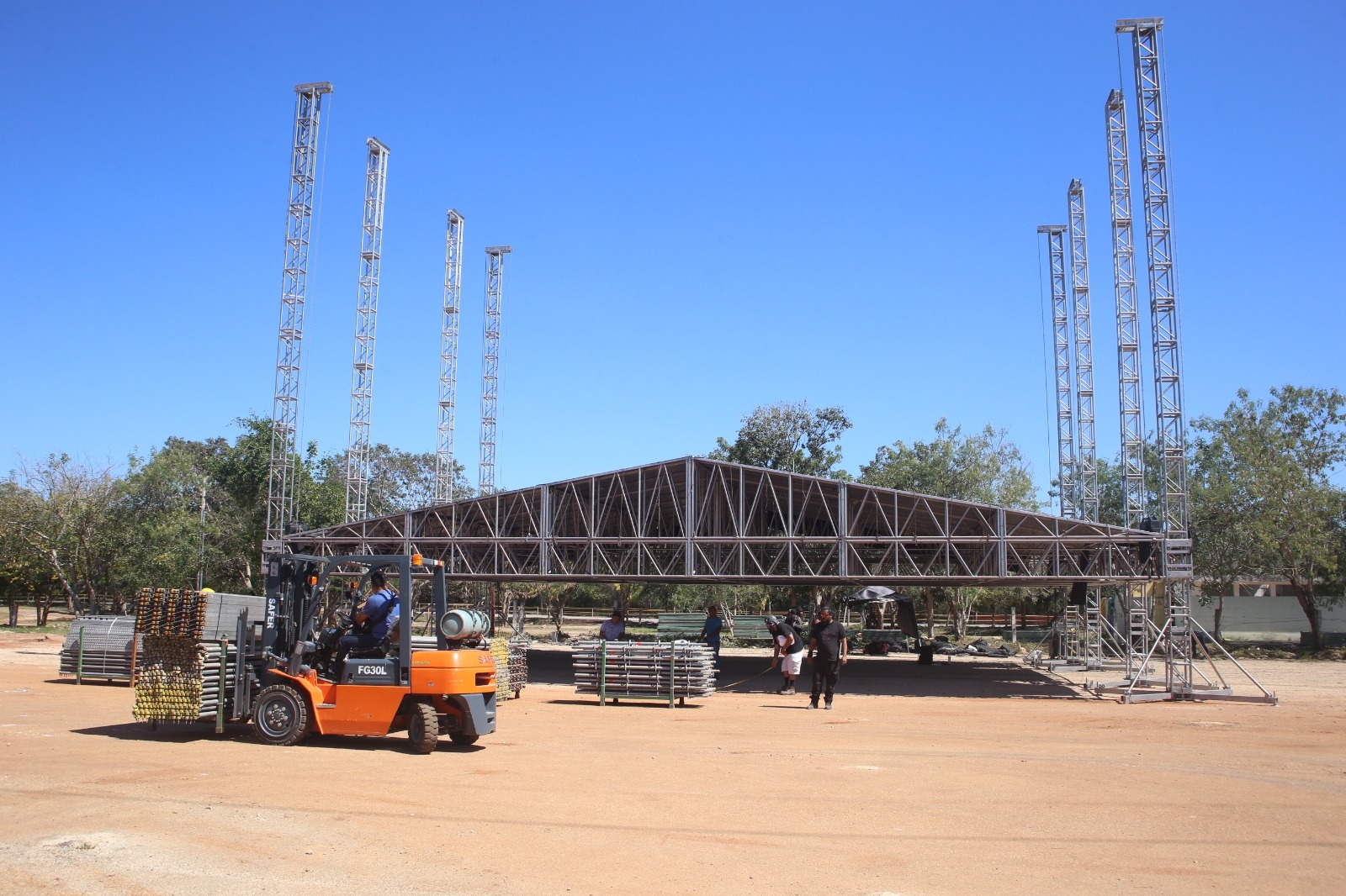 Los escenarios aún se están construyendo